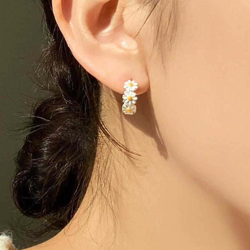 DAISY HOOP EARRINGS